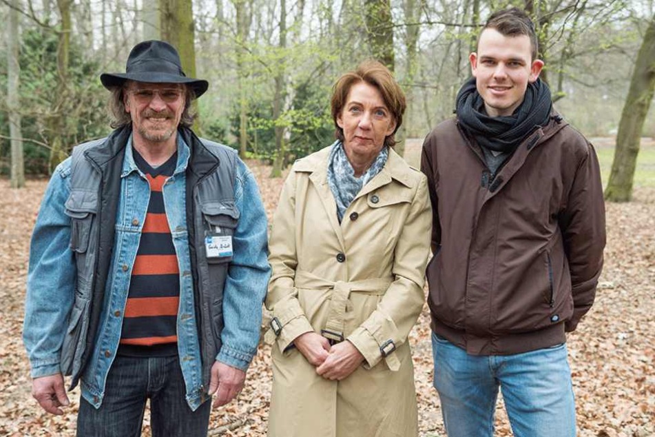 Der ehemalige Obdachlosee Guido Brück (li.) steht mit Vera Gäde-Butzlaff, Vorstandsvorsitzende der GASAG (M), und Yannick Büchle, Teamleiter vom Kältebus der Berliner Stadtmission im Tiergarten.
