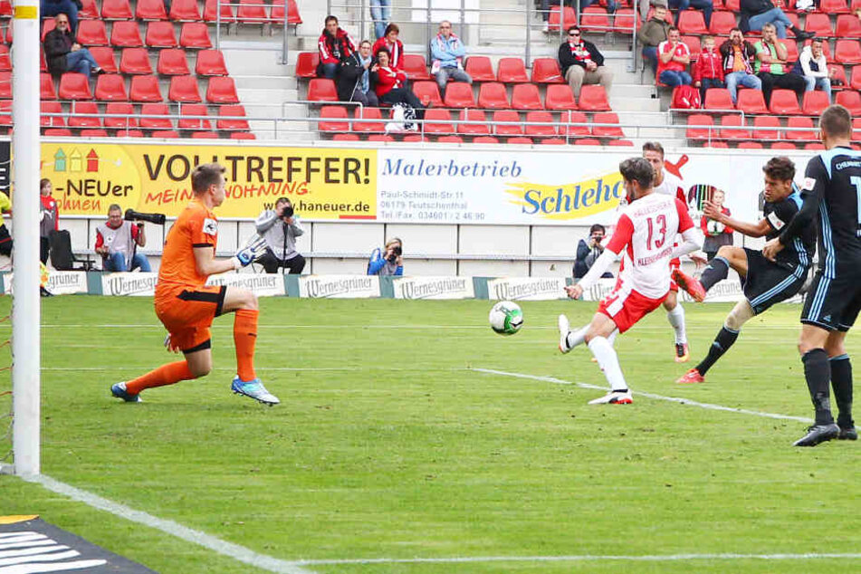 Myroslav Slavov schießt ab und trifft zum 2:0 für den CFC. Vorher hatte er die Innenverteidigung des HFC vernascht.