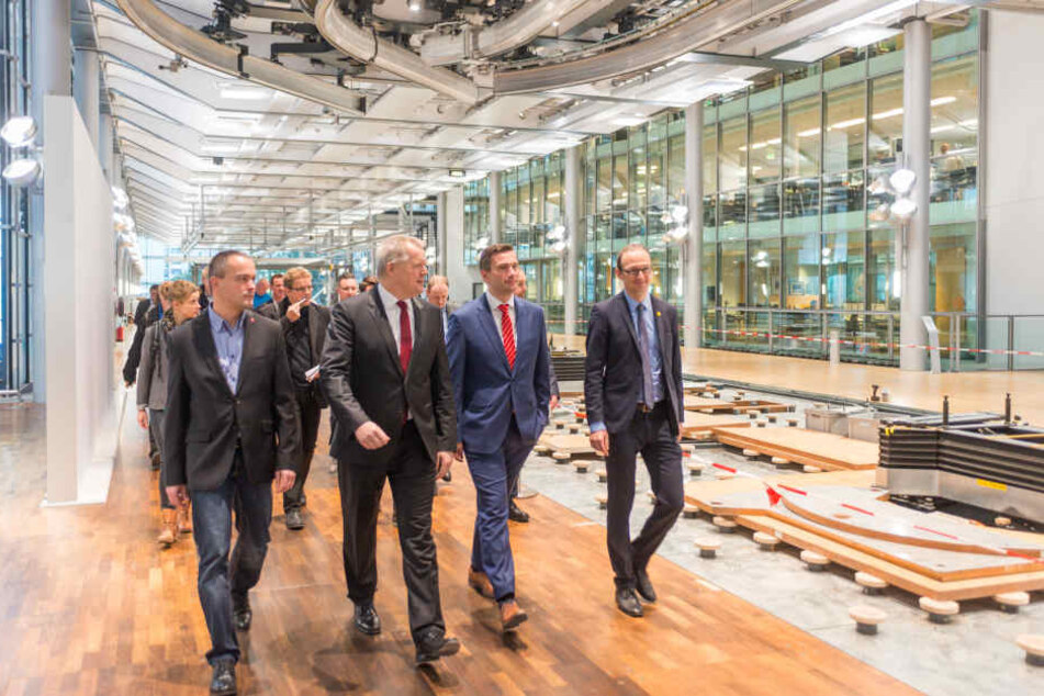 Am Montag zeigte Kai Siedlatzek (46, 2.v.l.), Finanzchef bei Volkswagen Sachsen,
Wirtschaftsminister Martin Dulig (42, 3.v.l.) die Arbeiten.