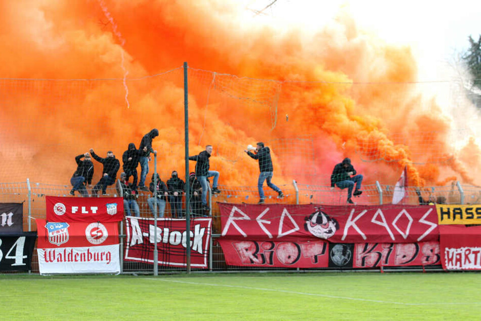 Dichter Rauch ließ den FSV-Block komplett verschwinden.