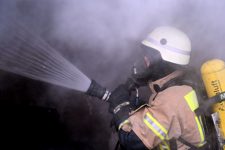 Ein Feuerwehrmann kämpft gegen die Flammen. (Symbolbild)