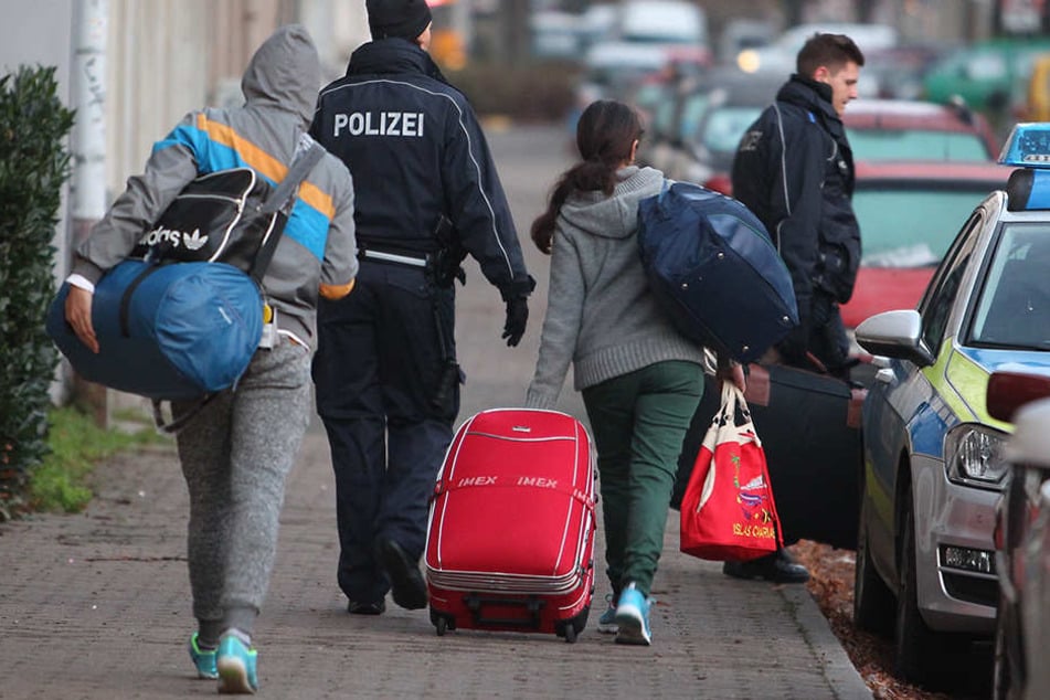 Laut Medienberichten sollen abgelehnte Asylbewerber aus Afghanistan nun abgeschoben werden.