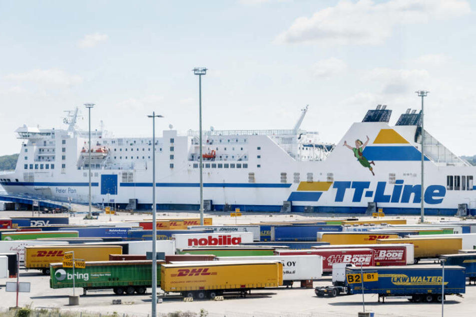 Die Schweden-Fähre Peter Pan liegt am Skandinavien-Fährterminal. Sie wird jetzt erstmal untersucht.