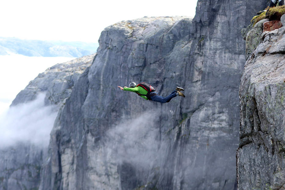 Am Mittwochnachmittag ist im schweizerischen Stechelberg ein Basejumper tödlich verunglückt. (Symbolbild)