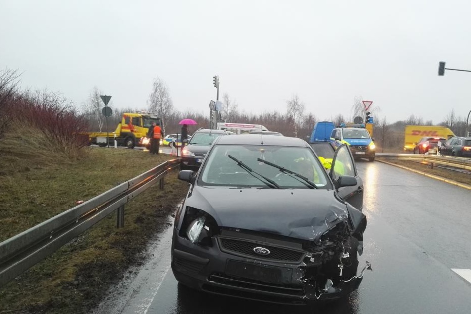 An der Kreuzung waren die Ampeln ausgeschaltet.