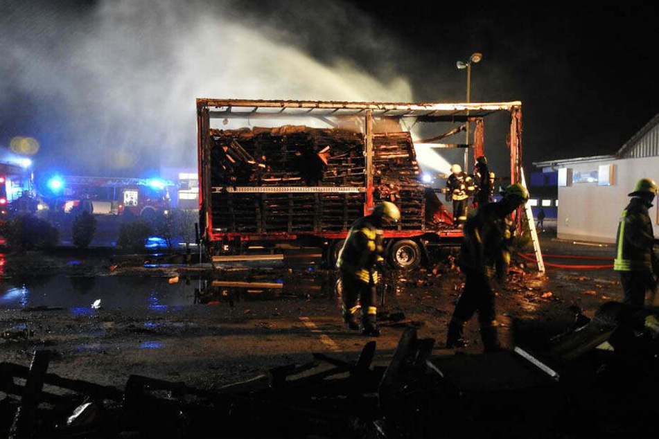 Der voll beladene Lkw-Anhänger fing auf einem Supermarkt-Parkplatz plötzlich Feuer.
