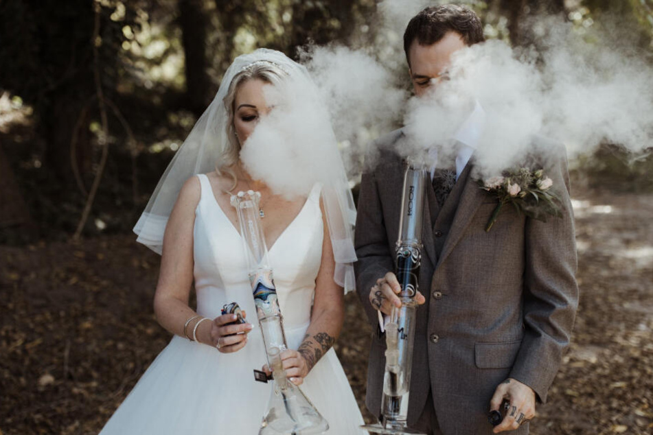 Extra für ihre Hochzeit ließ sich das Brautpaar personalisierte Bongs anfertigen.