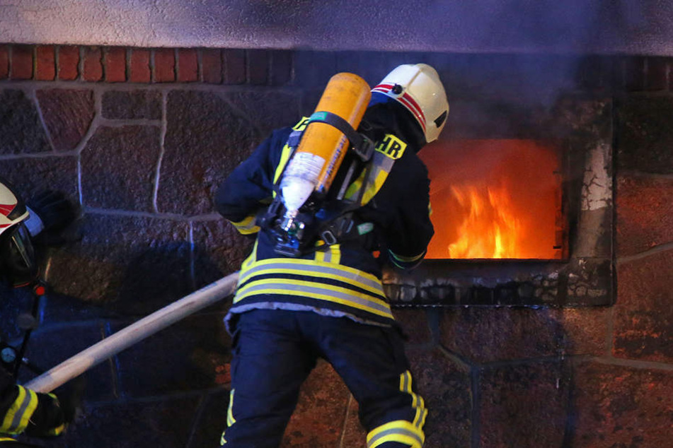 In dem Keller lodern die Flammen.