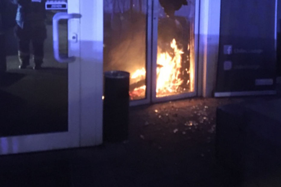 Eine Überwachungskamera hat die Brandstiftung des noch unbekannten Täters festgehalten.