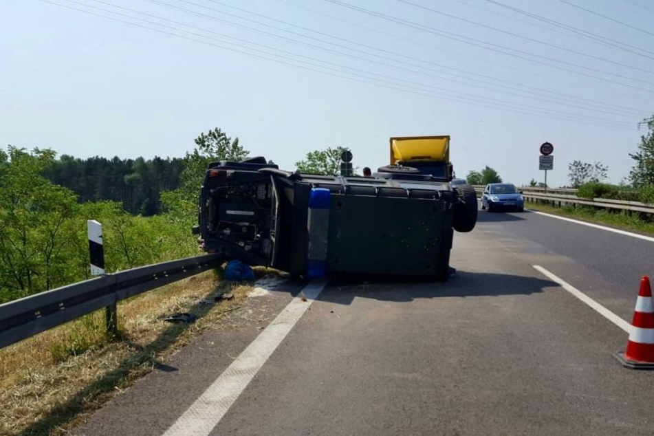 Ein Panzerwagen hat sich auf der A10 überschlagen.
