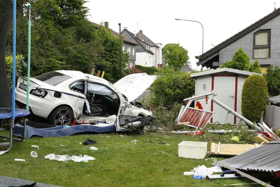 Der Wagen war in diesen Garten gerast.