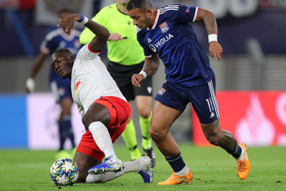 Im Zweikampf mit Memphis Depay zog sich RB-Kicker Ibrahima Konaté die Verletzung zu.
