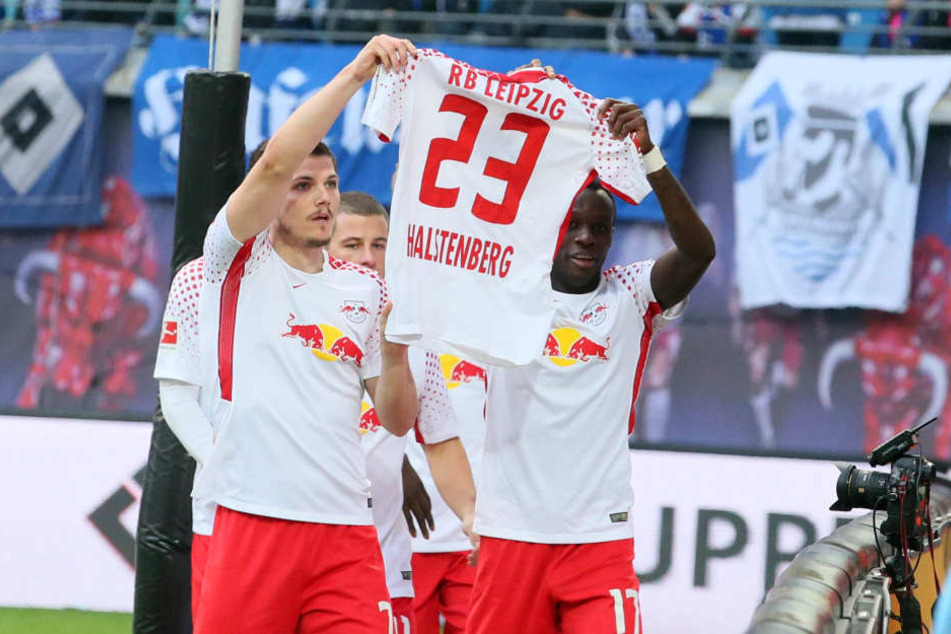 Nach dem 1:0 von Bruma (r.) jubelten die RB-Spieler mit dem Trikot des schwer verletzten Marcel Halstenberg. Sie beschenkten ihn jedoch nicht mit einem Sieg.