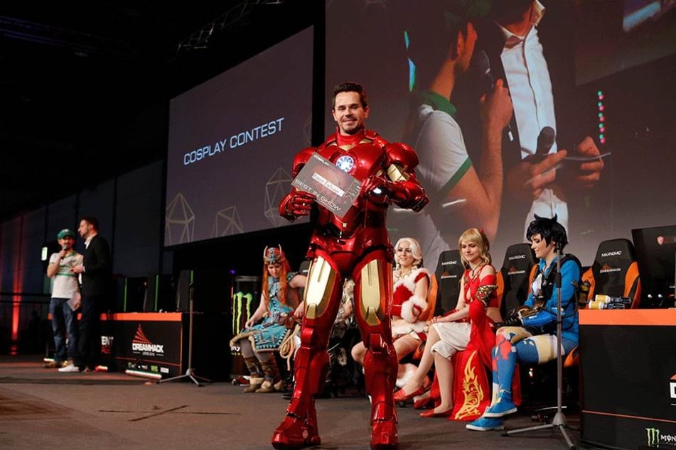 Ironman in Siegerpose: Rocco Zschuppe (31) gewinnt den "Cosplay"-Wettbewerb auf dem Leipziger Computer-Festival "DreamHack".