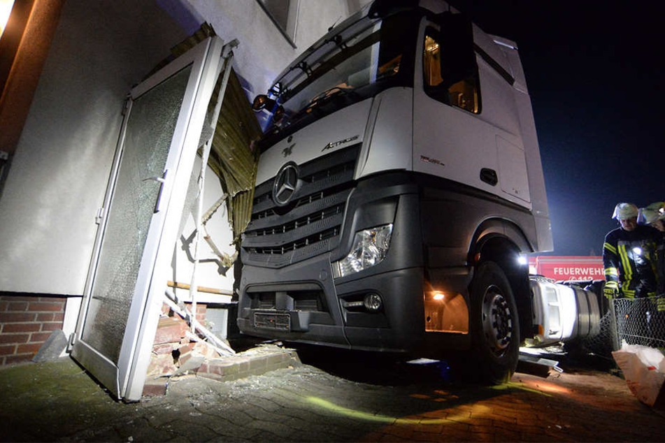 Der 49-Jährige rauschte mit seinem Lkw voll in eine Hauswand im Schnatweg.