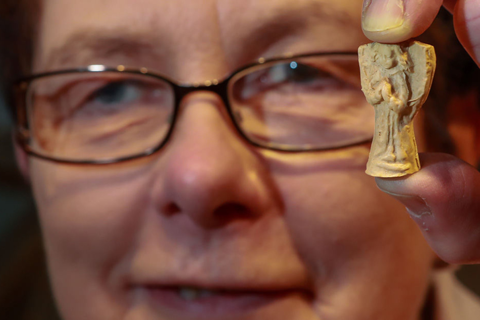 Marlies Peters vom Museumsshop zeigt, wie der Engel in nah aussieht.