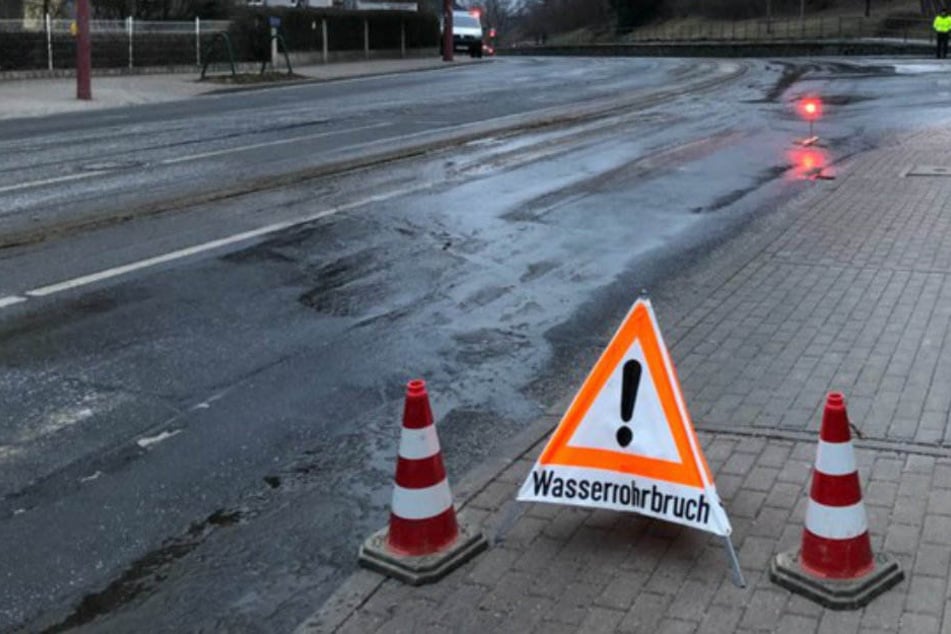 Die Polizei und die Stadtwerke sicherten die Stelle ab, an der das Rohr platzte.