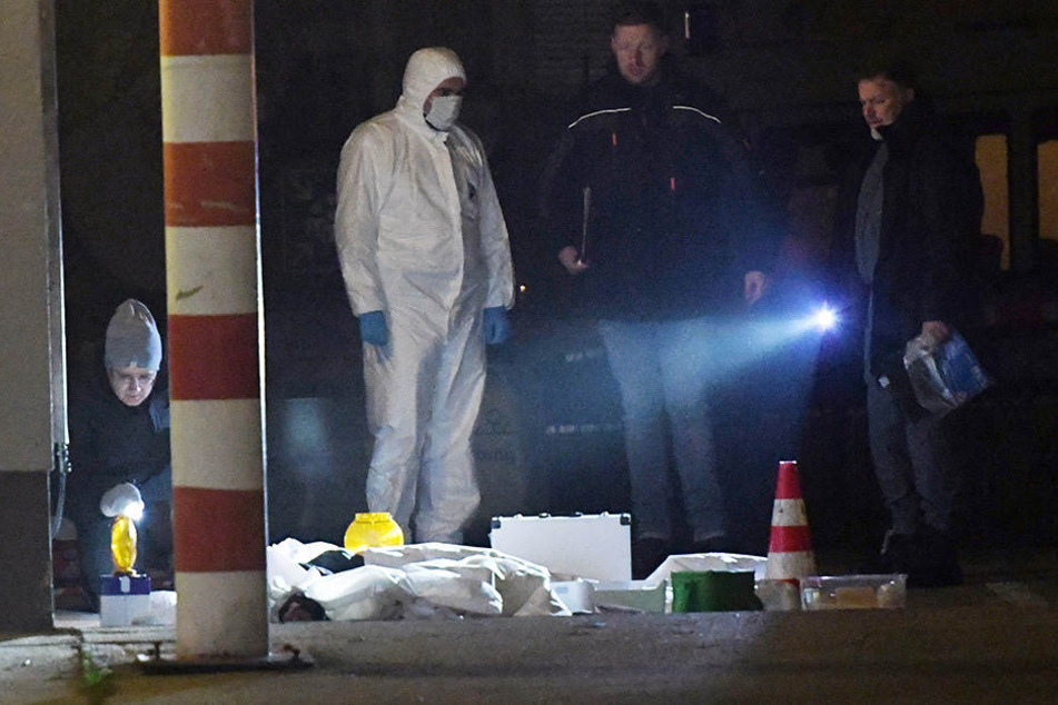 Polizisten untersuchen den Fundort.