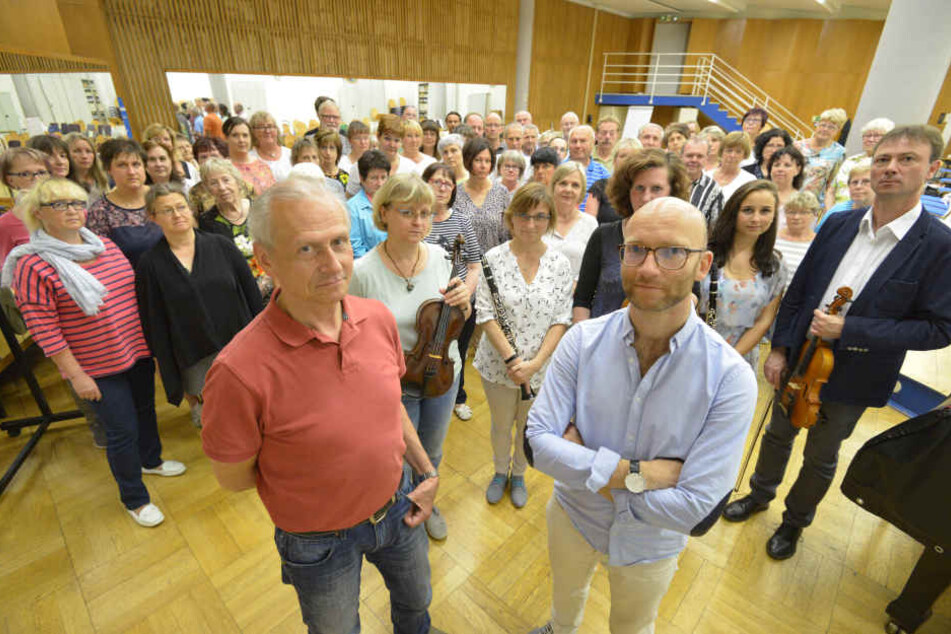 Stuhl vor die Tür gestellt: Andreas Grohmann (62) Künstlerischer Leiter des Sinfonieorchester (li.) und Andreas Pabst (38), Chef der Singakademie, müssen sich mit ihren Mitstreitern neue Räume suchen.