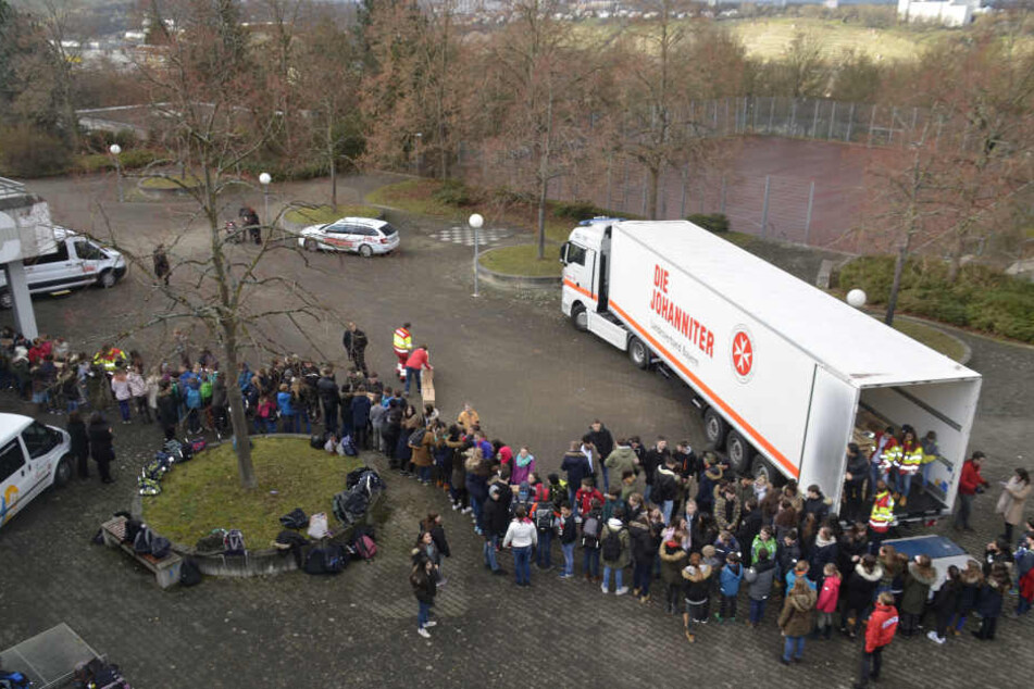 Eine riesige Menschenkette aus Kindern hatte sich zum Lkw gebildet.