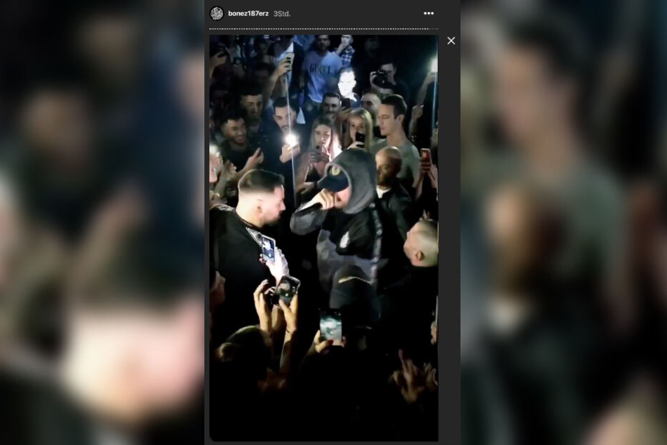 Zwischen den Club-Besuchern steht Bonez MC und rappt. (Fotomontage)