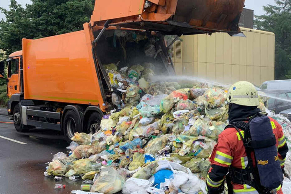 Der Mülllaster kippte die gelben Säcke komplett auf die Straße.