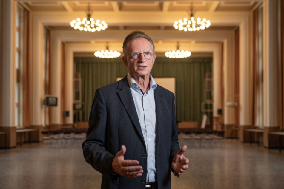 Herbert Wagner (71) im Saal der ehemaligen Stasizentrale.