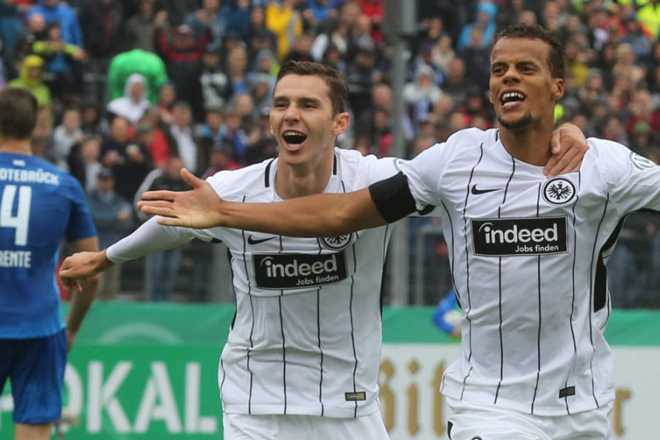 Timothy Chandler (r.) und Branimir Hrgota jubeln nach den Tor in der 35. Minute.