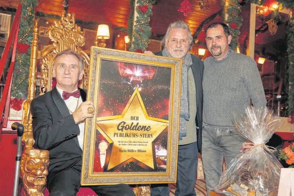 Ehre, wem Ehre gebührt: Peter und Alexander Siebecke zeichnen Mario Müller-Milano zum 70. Geburtstag für das beste "Dresdner Circus-Event" aus.