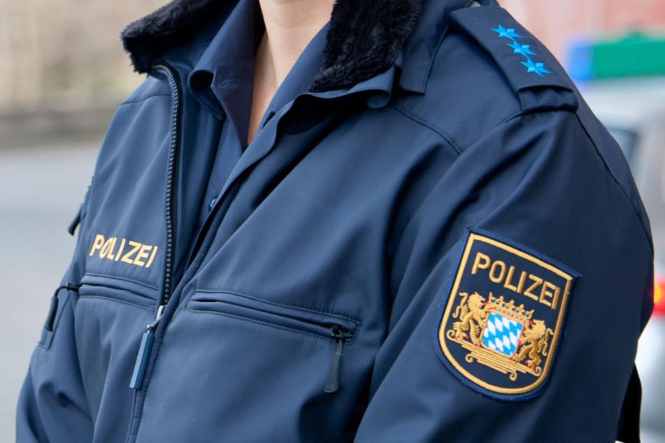 Die bayrische Polizeiuniform bleibt ohne Kennzeichen.