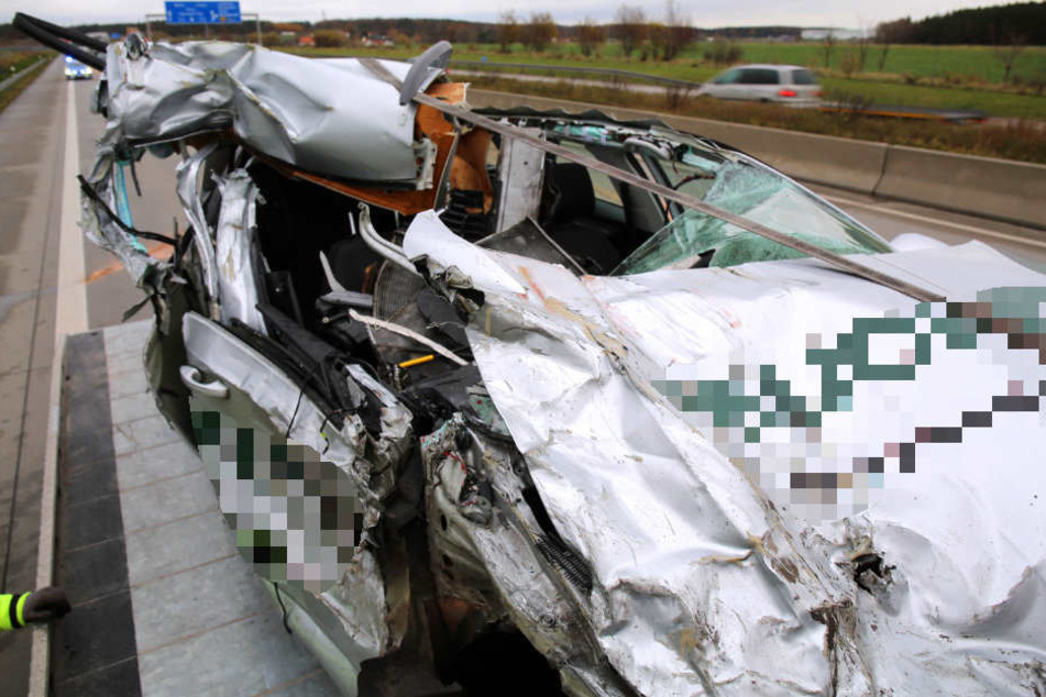 Bei diesem Unfall auf der A9 konnte sich der Fahrer noch aus eigener Kraft aus dem Wrack befreien.