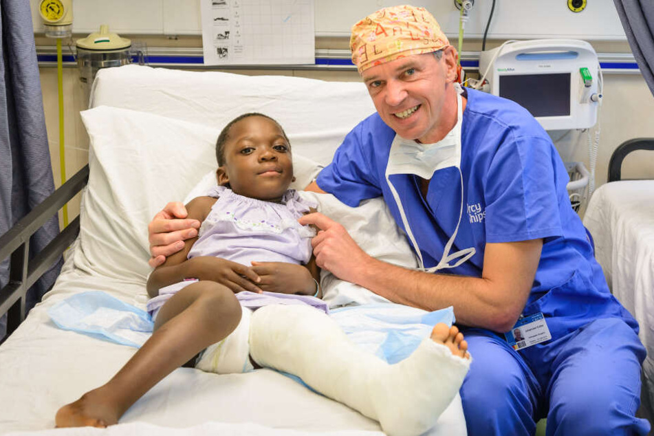 Johannes Kolbe mit einem Kind nach einer Operation.