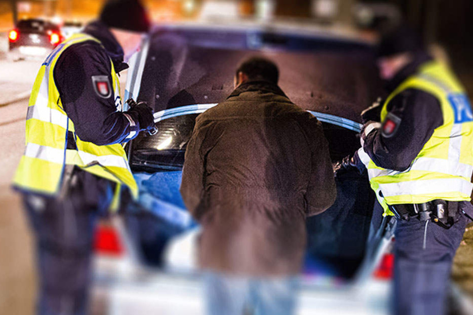 Nicht genug: Die Polizisten finden im Kofferraum auch noch ein Kennzeichenschild, dass als gestohlen gemeldet wurde. (Symbolbild)