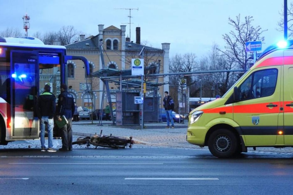 Beim Linksabbiegen hat ein Busfahrer offenbar ein entgegenkommendes Moped übersehen, es kam zum Frontalcrash.