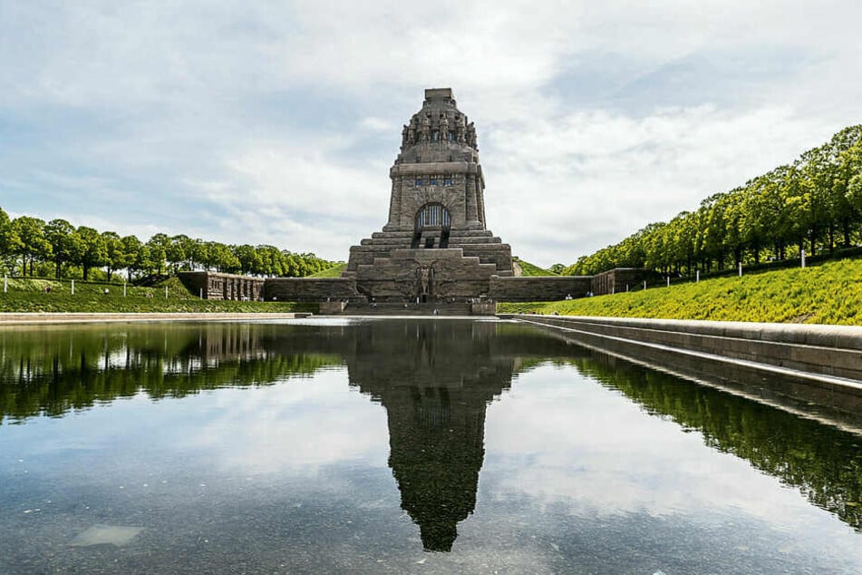 In majestätischer Größe spiegelt sich das Völkerschlachtdenkmal im sanierten Wasserbecken.
