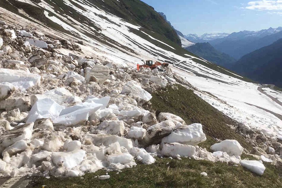 Bagger beseitigen am Klausenpass die Schneemassen, die die Lawine hinterlassen hat.