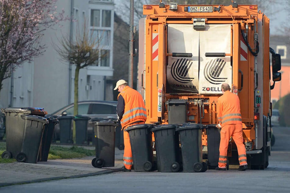 Durch den Feiertag werden die Mülltonnen zum Teil erst am Freitag und Samstag entleert. (Symbolbild)