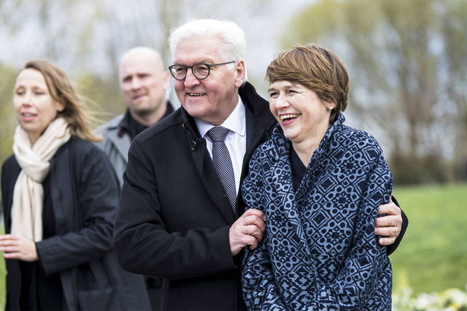Der gebürtige Detmolder, Walter Steinmeier, bringt seine Ehefrau Elke Büdenbender mit.