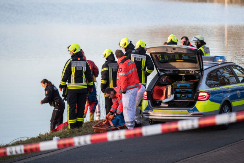 Rettungskräfte von Polizei und Feuerwehr konnten nur noch den Tod des Mannes feststellen. (Symbolbild)