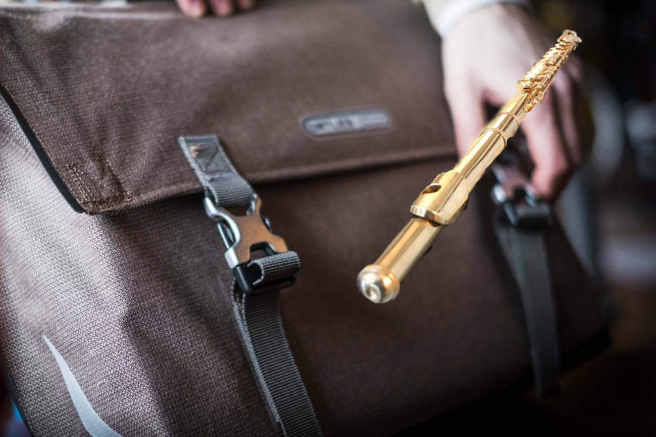 Eine 42-jährige Dresdnerin wollte nur ihr Fahrrad aus dem Keller holen, als sie zurückkam war ihre Tasche mit einer 30.000 Euro teuren Flöte verschwunden (Symbolbild).