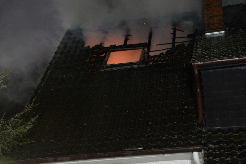 Das Haus brannte lichterloh, als die Einsatzkräfte ankamen.