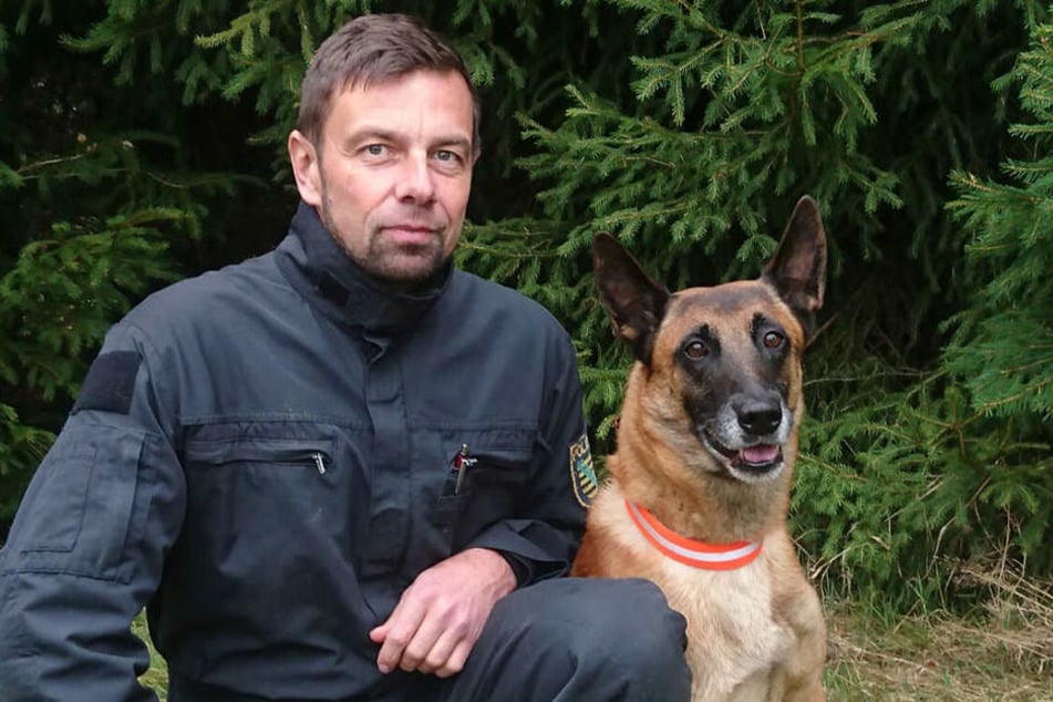 Polizeihauptmeister Gerd Reichel (46) mit Jasper (8)
