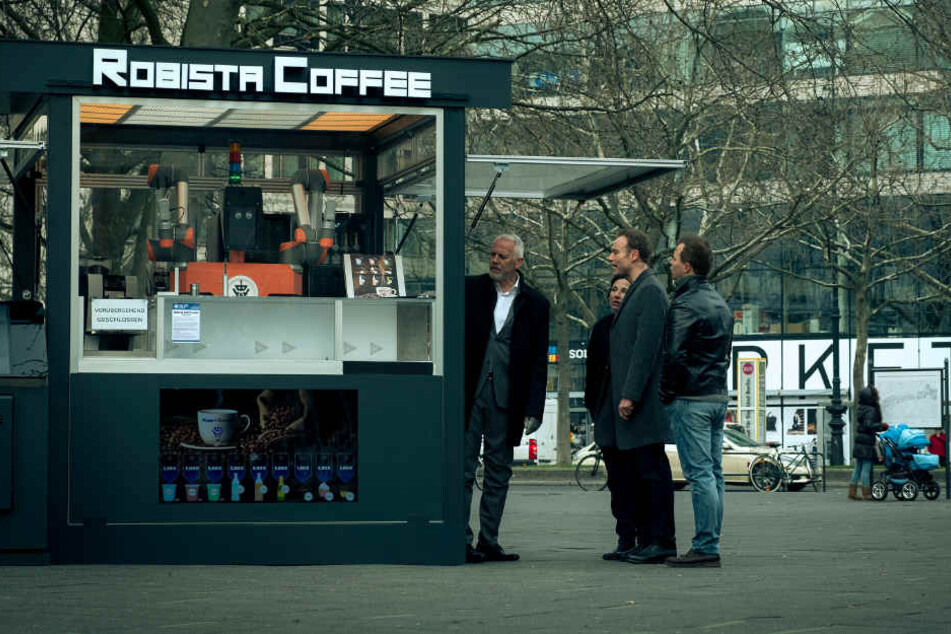 Mitten auf dem Kurfürstendamm steht der ultramoderne „Robista“ Coffeeshop, der gerade zum Tatort wurde.