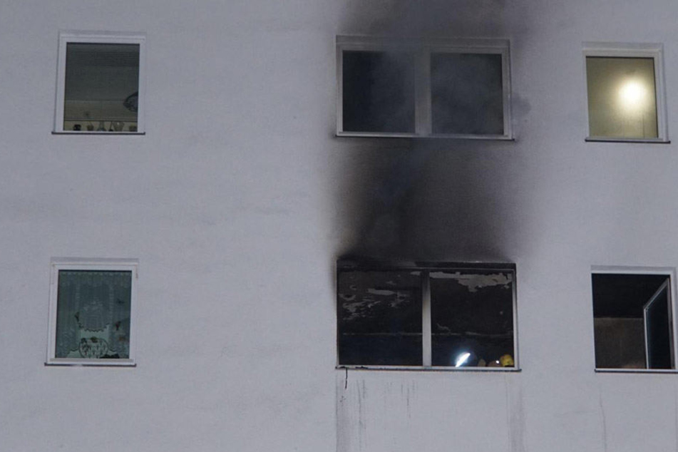 Rauch steigt aus der verbannten Wohnung auf. Die Feuerwehr fand dort den toten Mann.