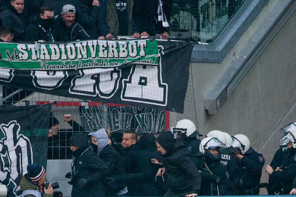 Die Polizei warnt vor Ausschreitungen, wie hier beim Spiel des 1. FC Köln gegen Borussia Mönchengladbach im Januar 2018.