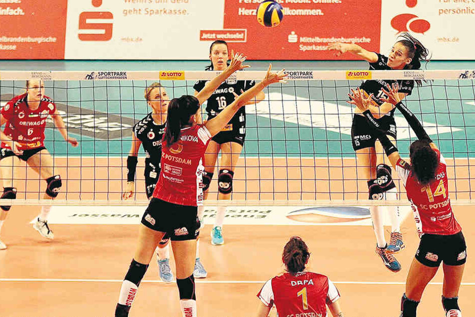 Schöner Block von Ivana Mrdak (l.) und Eva Hodanova gegen Marta Drpa.