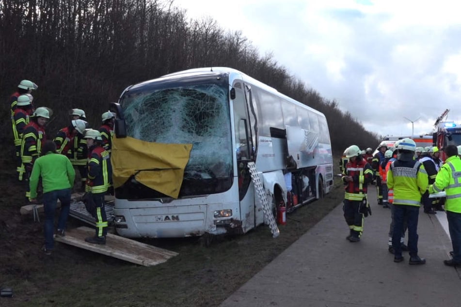 Unklar ist, warum der Bus von der Fahrbahn abkam und gegen ein Schild prallte.