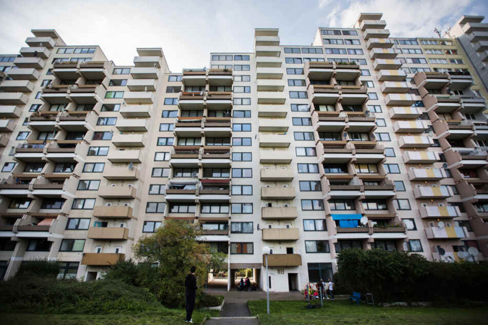 Die Sicherheitsmaßnahme diene dem Schutz der dort lebenden Mieter und sei laut Beschluss des Krisenstabes unumgänglich, teilte die Stadtverwaltung am Donnerstag mit.