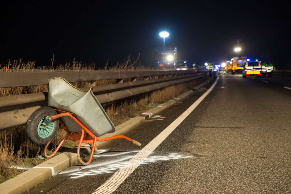 Beim Versuch, die Schubkarre wegzuräumen, wurde der Mann überfahren und auf die andere Fahrbahn geschleudert.
