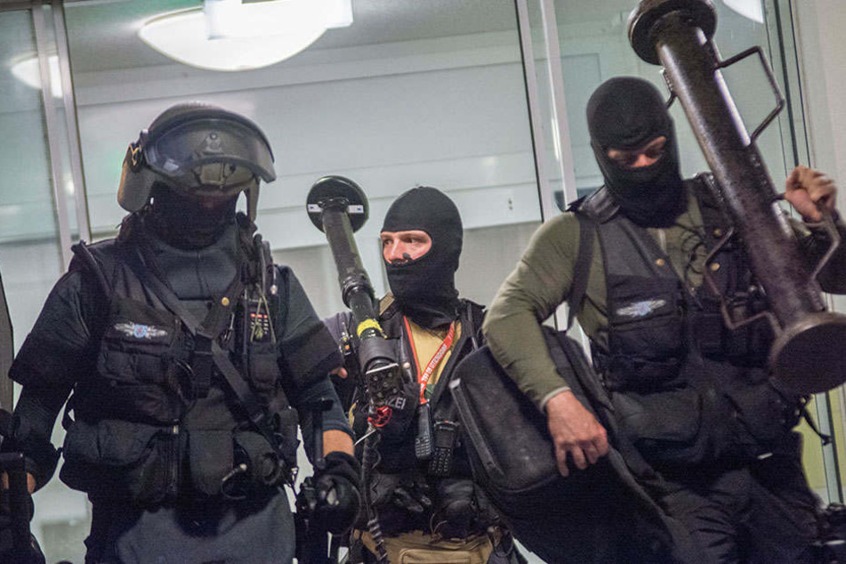 Ein Spezialeinsatzkommando musste die Situation in der JVA entschärfen.